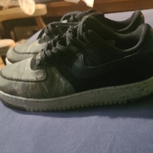 Nike Men’s Black and Gray Low-Top Sneakers